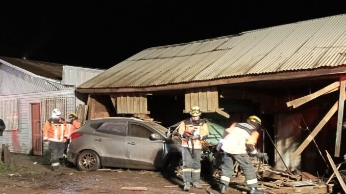 Automóvil chocado contra una vivienda tras accidente de tránsito en el centro de Collipulli