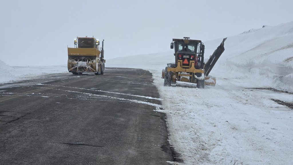 Maquinaria pesada del MOP realizando labores de despeje de nieve en la ruta internacional Pino Hachado.