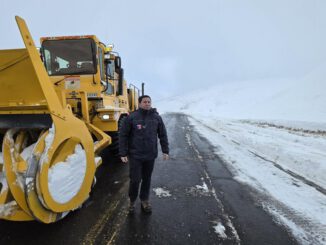 Maquinaria pesada del MOP realizando labores de despeje de nieve en la ruta internacional Pino Hachado.