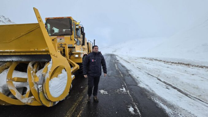 Maquinaria pesada del MOP realizando labores de despeje de nieve en la ruta internacional Pino Hachado.
