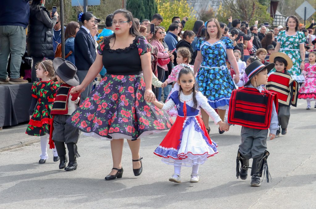 Desfile cívico en la plaza de Villarrica celebrando las Fiestas Patrias