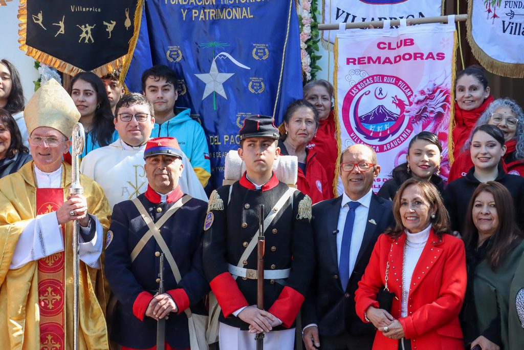 Desfile cívico en la plaza de Villarrica celebrando las Fiestas Patrias