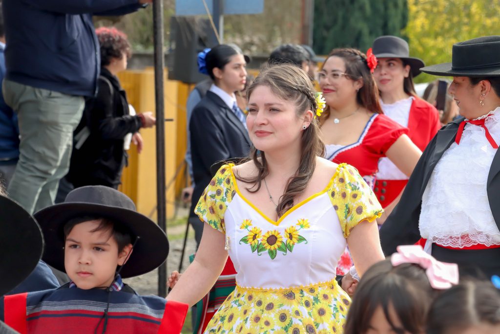 Desfile cívico en la plaza de Villarrica celebrando las Fiestas Patrias