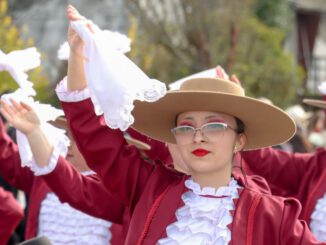 Desfile cívico en la plaza de Villarrica celebrando las Fiestas Patrias