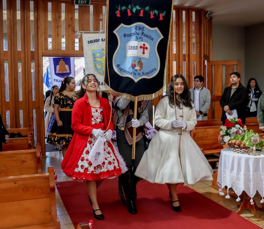 Desfile cívico en la plaza de Villarrica celebrando las Fiestas Patrias