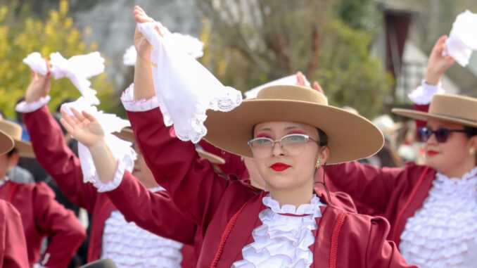 Desfile cívico en la plaza de Villarrica celebrando las Fiestas Patrias
