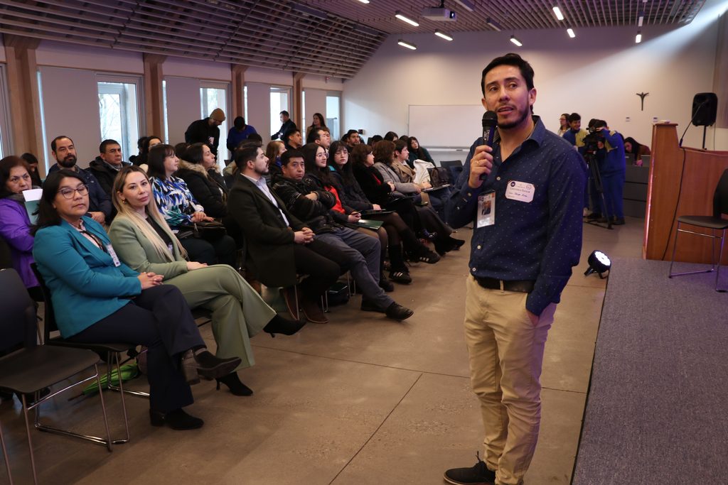 Participantes y autoridades reunidos en el primer seminario de convivencia educativa realizado en Villarrica