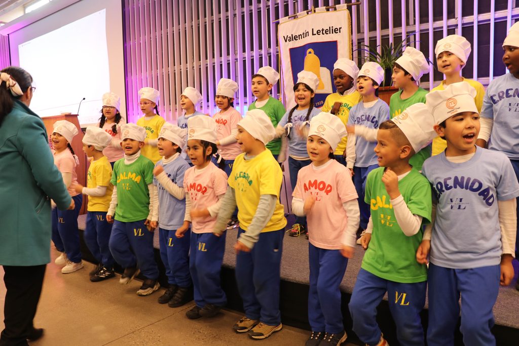 Participantes y autoridades reunidos en el primer seminario de convivencia educativa realizado en Villarrica