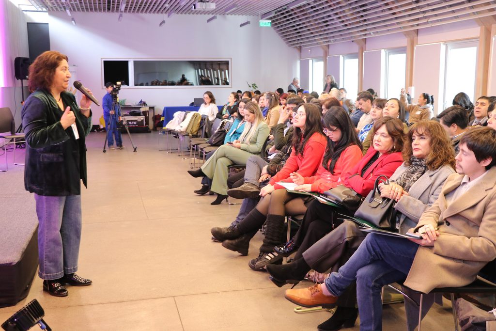 Participantes y autoridades reunidos en el primer seminario de convivencia educativa realizado en Villarrica