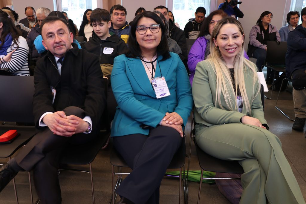 Participantes y autoridades reunidos en el primer seminario de convivencia educativa realizado en Villarrica