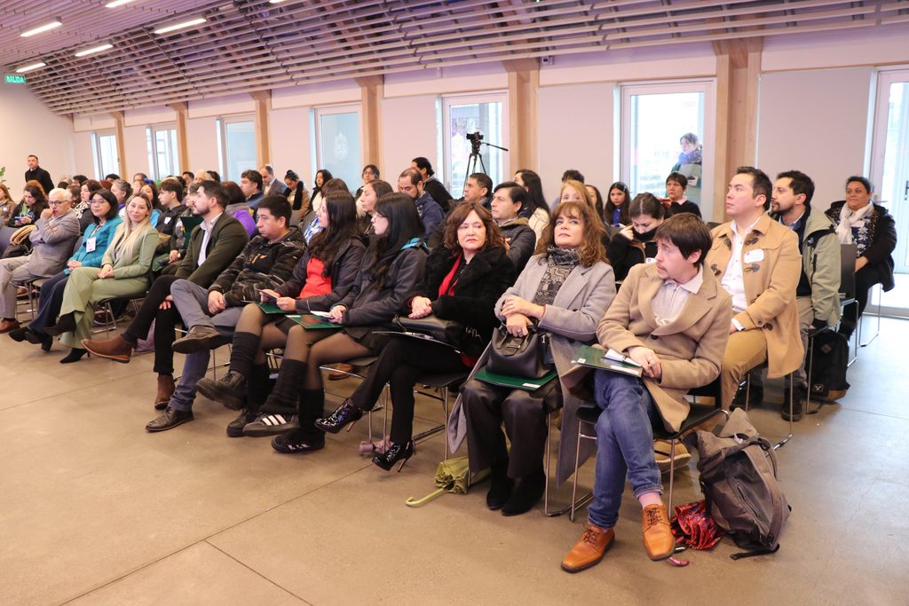 Participantes y autoridades reunidos en el primer seminario de convivencia educativa realizado en Villarrica
