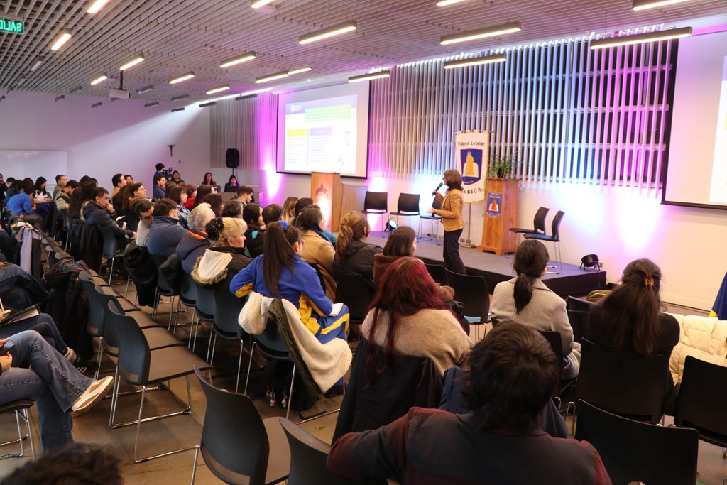 Participantes y autoridades reunidos en el primer seminario de convivencia educativa realizado en Villarrica