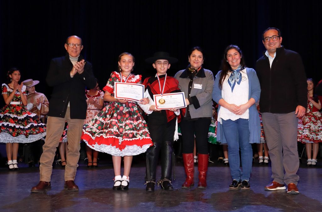 Estudiantes bailando cueca en la Muestra Comunal Escolar de Villarrica 2026