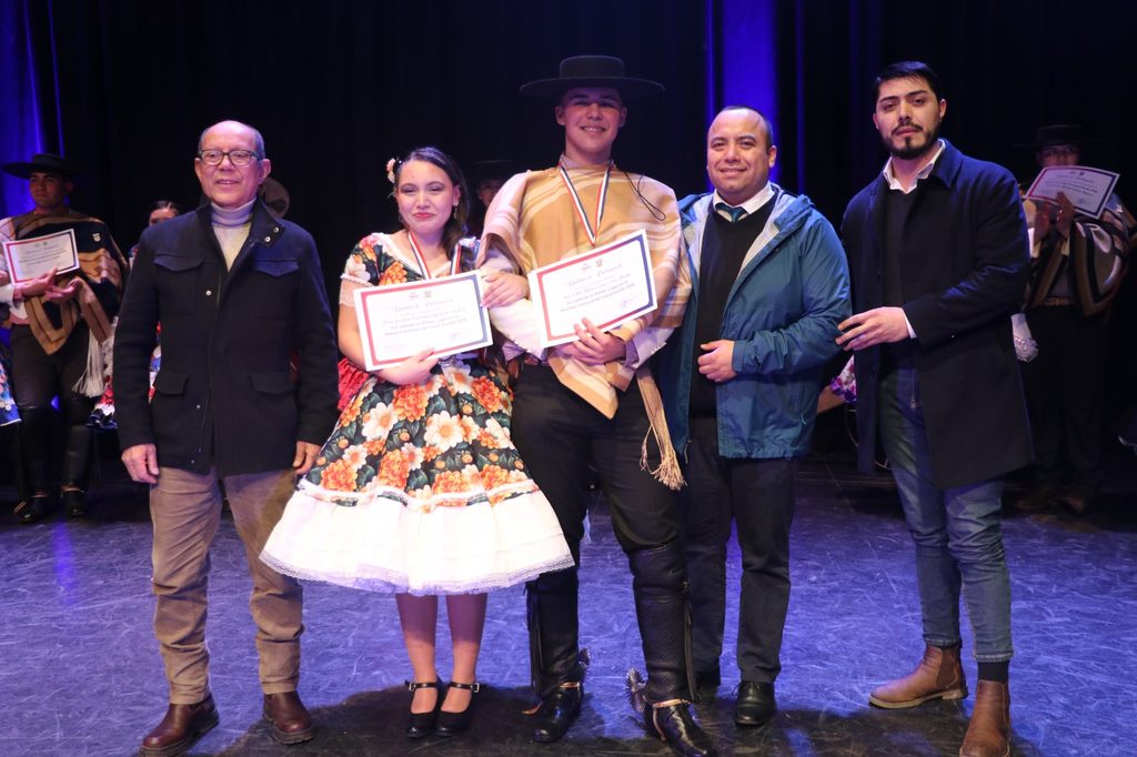Estudiantes bailando cueca en la Muestra Comunal Escolar de Villarrica 2026
