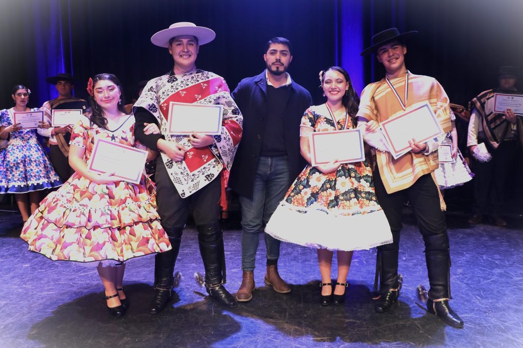 Estudiantes bailando cueca en la Muestra Comunal Escolar de Villarrica 2026