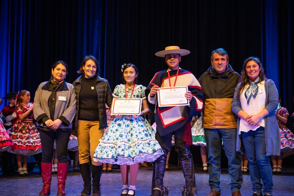 Estudiantes bailando cueca en la Muestra Comunal Escolar de Villarrica 2026