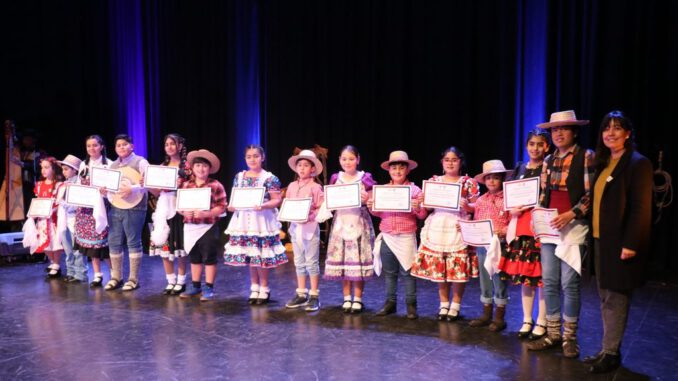 Estudiantes bailando cueca en la Muestra Comunal Escolar de Villarrica 2026