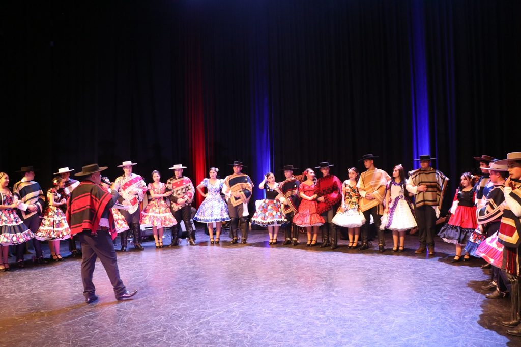 Estudiantes bailando cueca en la Muestra Comunal Escolar de Villarrica 2026