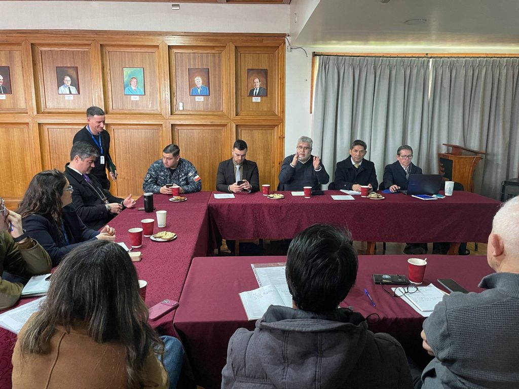Autoridades municipales y policiales reunidas en Villarrica para coordinar protocolos de seguridad escolar.