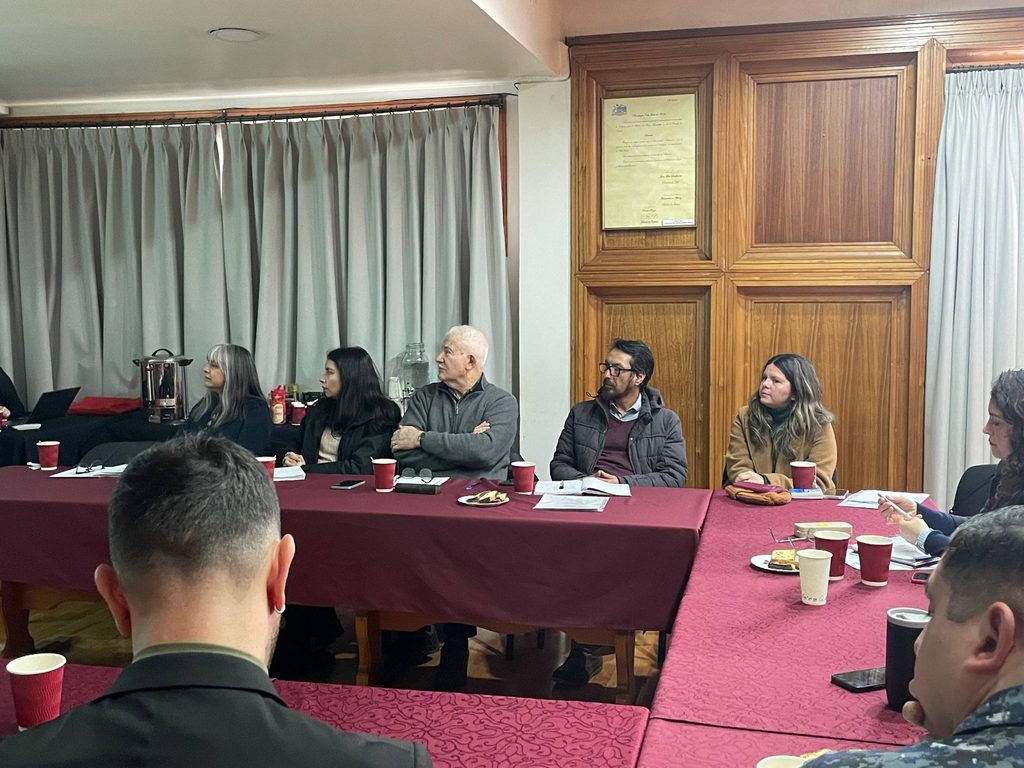 Autoridades municipales y policiales reunidas en Villarrica para coordinar protocolos de seguridad escolar.