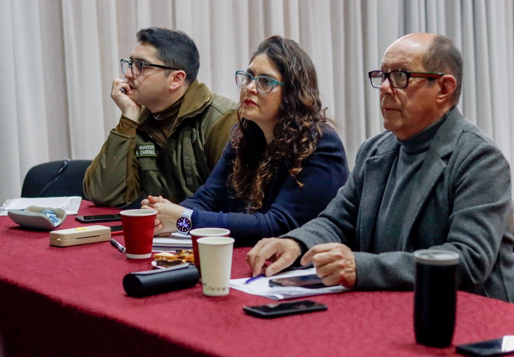 Autoridades municipales y policiales reunidas en Villarrica para coordinar protocolos de seguridad escolar.
