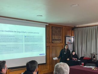 Autoridades municipales y policiales reunidas en Villarrica para coordinar protocolos de seguridad escolar.