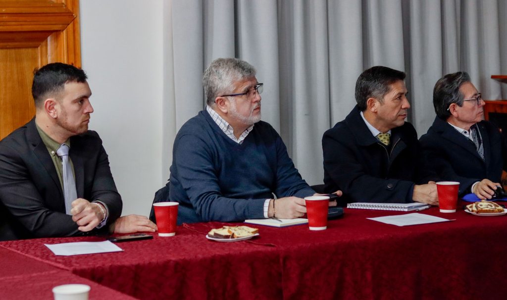 Autoridades municipales y policiales reunidas en Villarrica para coordinar protocolos de seguridad escolar.