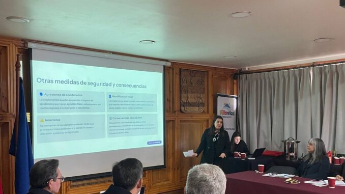 Autoridades municipales y policiales reunidas en Villarrica para coordinar protocolos de seguridad escolar.