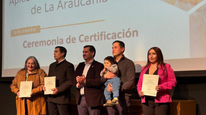 Ceremonia de graduación de profesionales del Diplomado en Producción Apícola Sustentable en la UCT.