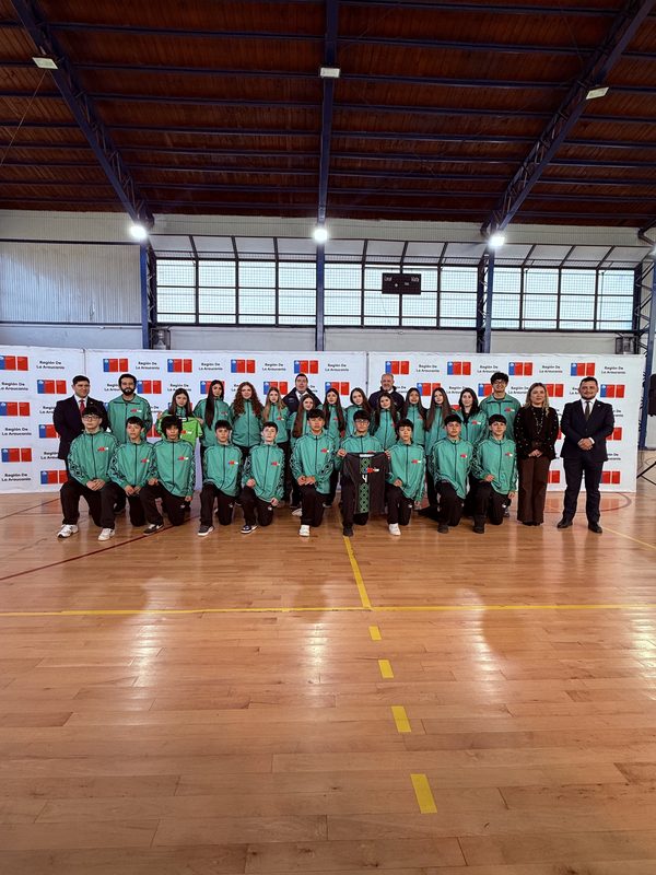 Entrega de indumentaria oficial a la delegación de deportistas de La Araucanía en el Gimnasio Ñielol