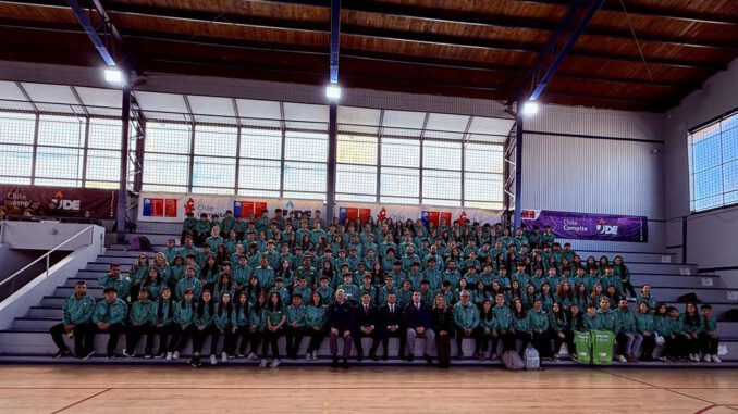 Entrega de indumentaria oficial a la delegación de deportistas de La Araucanía en el Gimnasio Ñielol