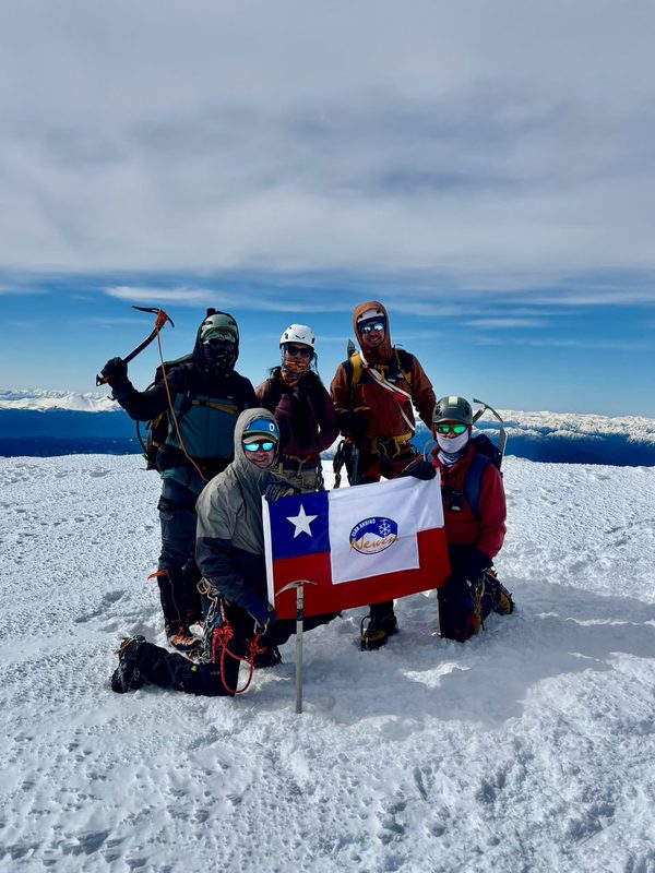Montañistas escalando uno de los volcanes en el proyecto 8x8 Araucanía Posible