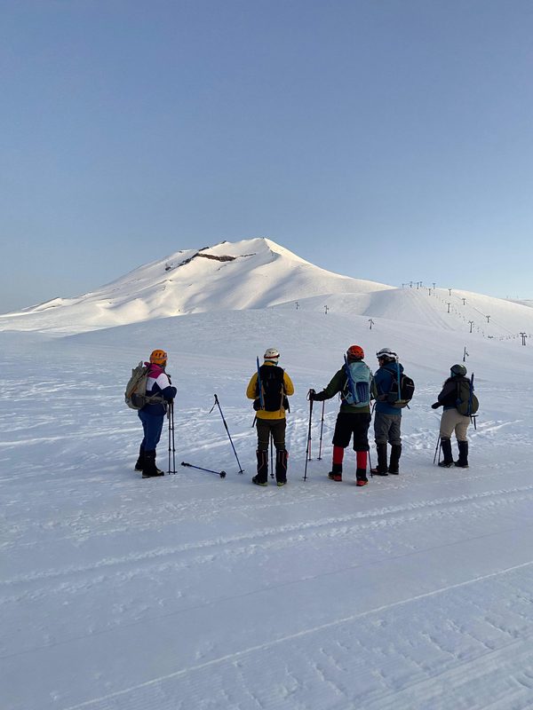 Montañistas escalando uno de los volcanes en el proyecto 8x8 Araucanía Posible