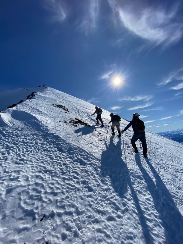 Montañistas escalando uno de los volcanes en el proyecto 8x8 Araucanía Posible