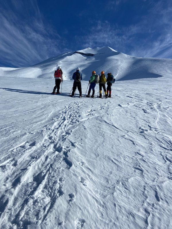 Montañistas escalando uno de los volcanes en el proyecto 8x8 Araucanía Posible