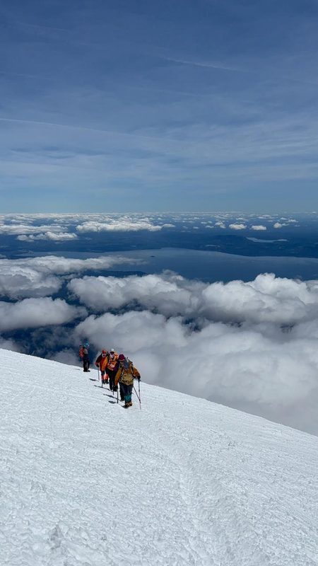 Montañistas escalando uno de los volcanes en el proyecto 8x8 Araucanía Posible