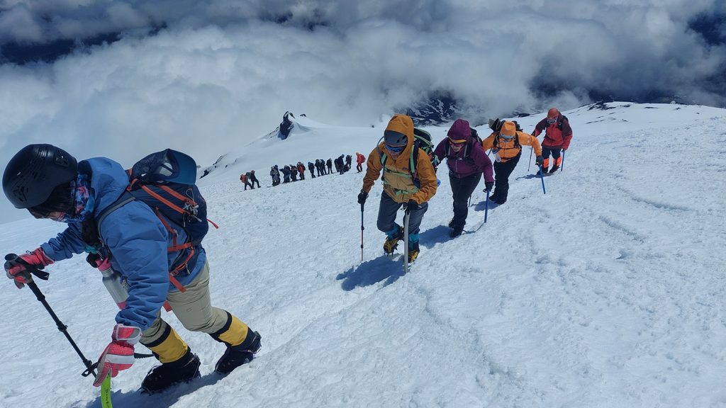 Montañistas escalando uno de los volcanes en el proyecto 8x8 Araucanía Posible