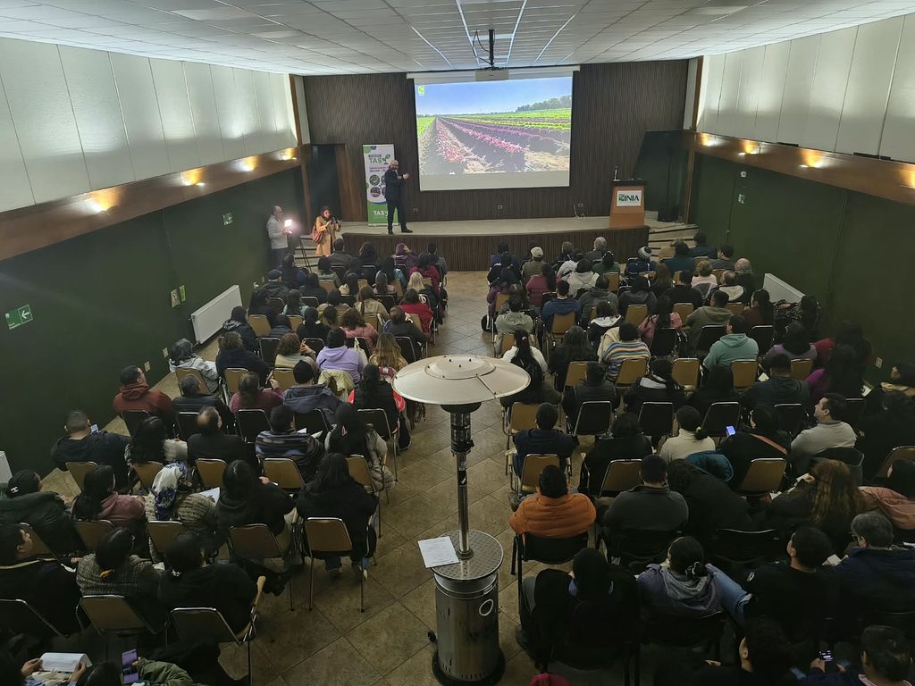 Agricultores participando en el 2do Encuentro Regional del programa TAS en INIA Carillanca La Araucanía