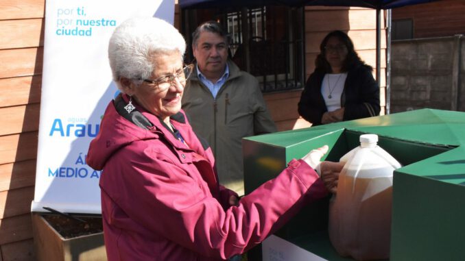 Contenedor de reciclaje de aceite usado en un punto de acopio autorizado de Aguas Araucanía
