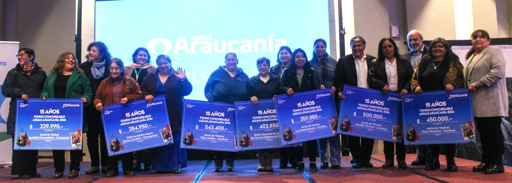 Ceremonia de entrega de fondos concursables de Aguas Araucanía a dirigentes sociales en la comuna de Lonquimay.