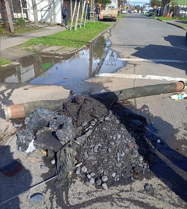 Personal de Aguas Araucanía trabajando en terreno durante un sistema frontal