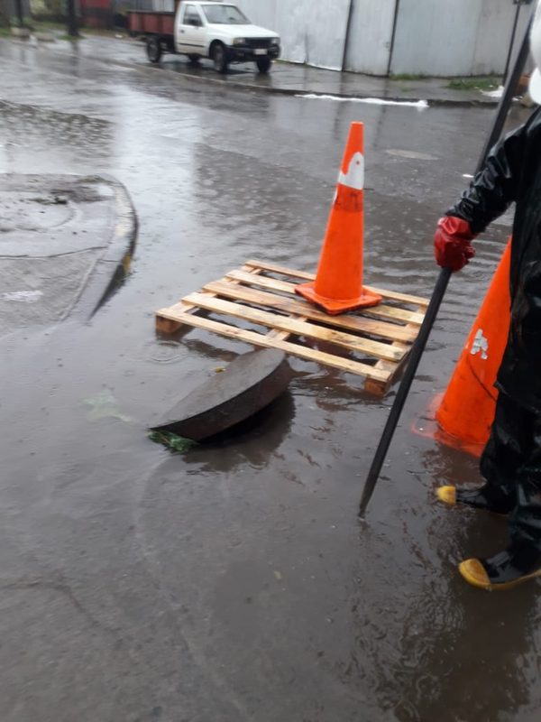 Personal de Aguas Araucanía trabajando en terreno durante un sistema frontal
