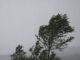 Personal de emergencia monitoreando condiciones climáticas y riesgo de vientos en la región de La Araucanía