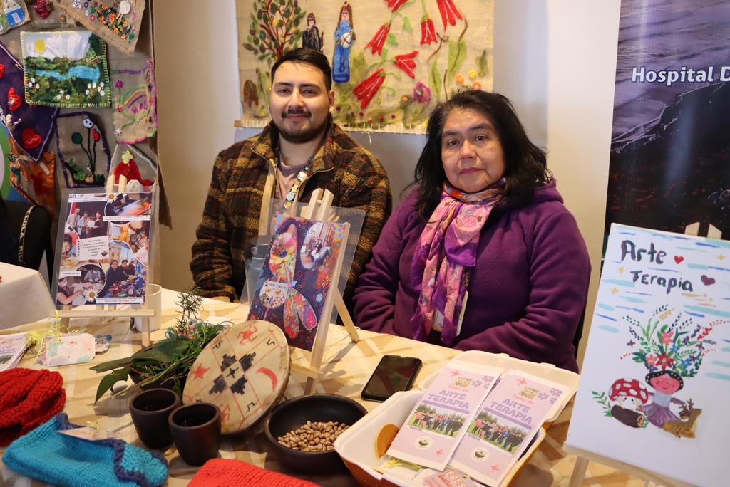Participantes y profesionales de salud mental reunidos en una muestra de experiencias comunitarias en Araucanía Sur.
