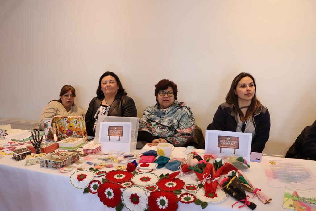 Participantes y profesionales de salud mental reunidos en una muestra de experiencias comunitarias en Araucanía Sur.