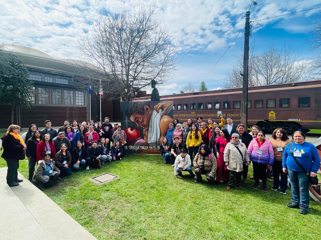 Participantes y profesionales de salud mental reunidos en una muestra de experiencias comunitarias en Araucanía Sur.