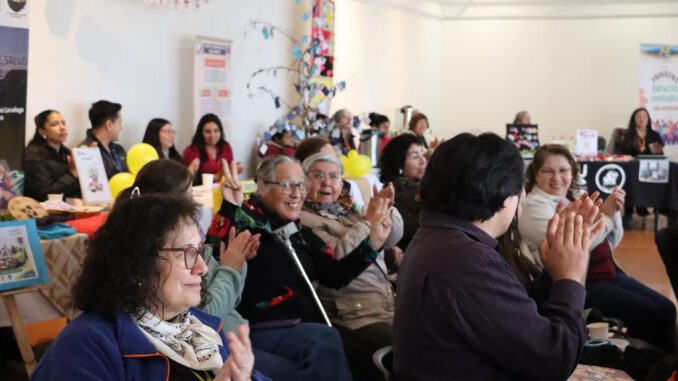 Participantes y profesionales de salud mental reunidos en una muestra de experiencias comunitarias en Araucanía Sur.