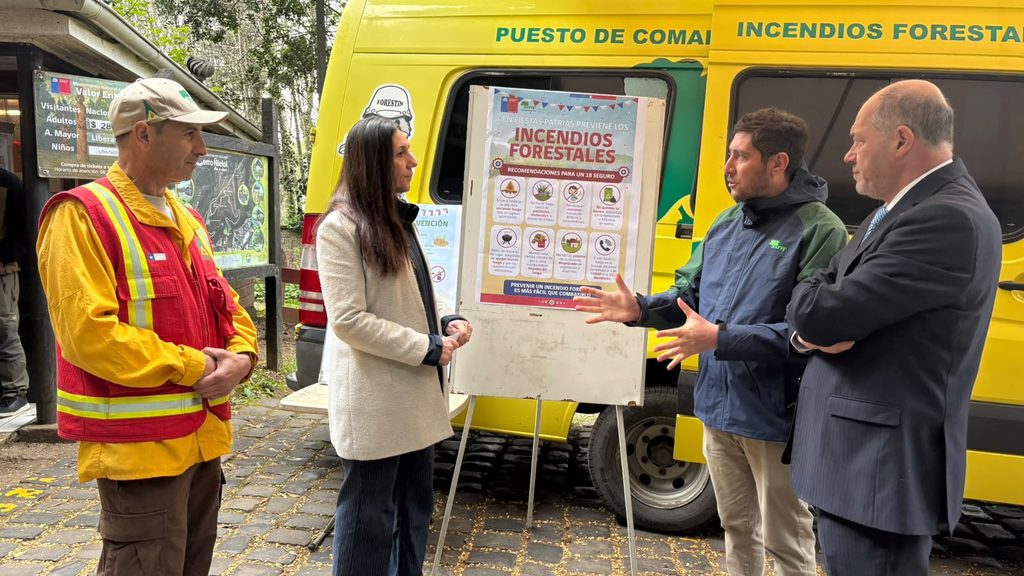 Autoridades regionales en el Monumento Natural Cerro Ñielol llamando a la prevención de incendios en Fiestas Patrias