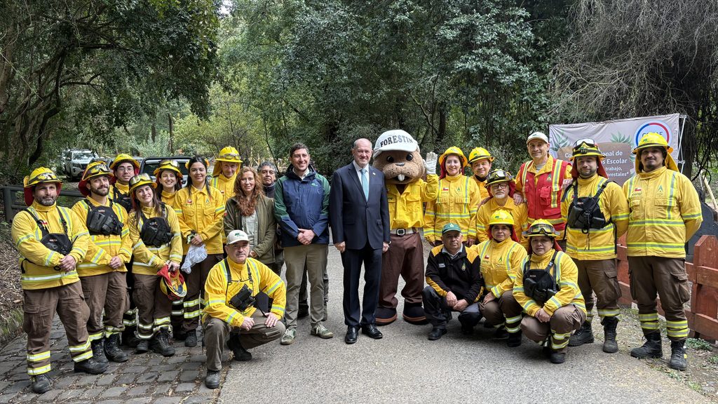 Autoridades regionales en el Monumento Natural Cerro Ñielol llamando a la prevención de incendios en Fiestas Patrias