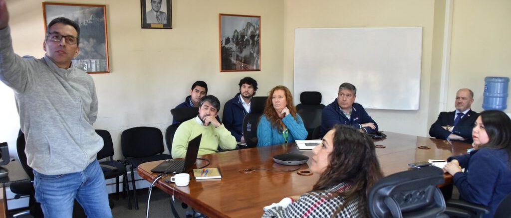 Autoridades regionales monitoreando la actividad del volcán Villarrica en una mesa de trabajo